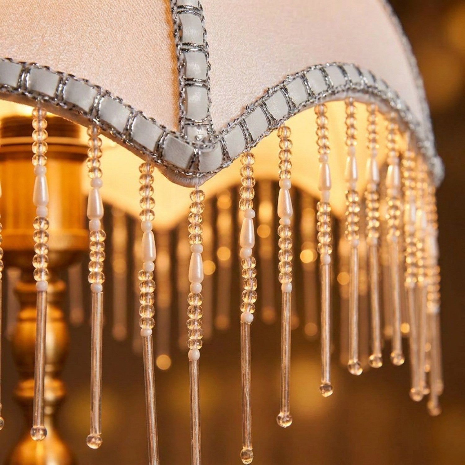 Détail des franges perlées en cristal sur abat-jour rétro