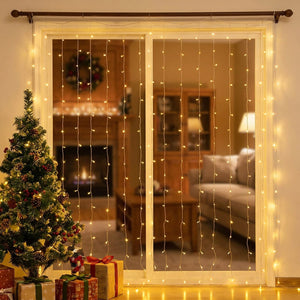 Rideau lumineux LED doré près d'un sapin de Noël décoré avec cadeaux