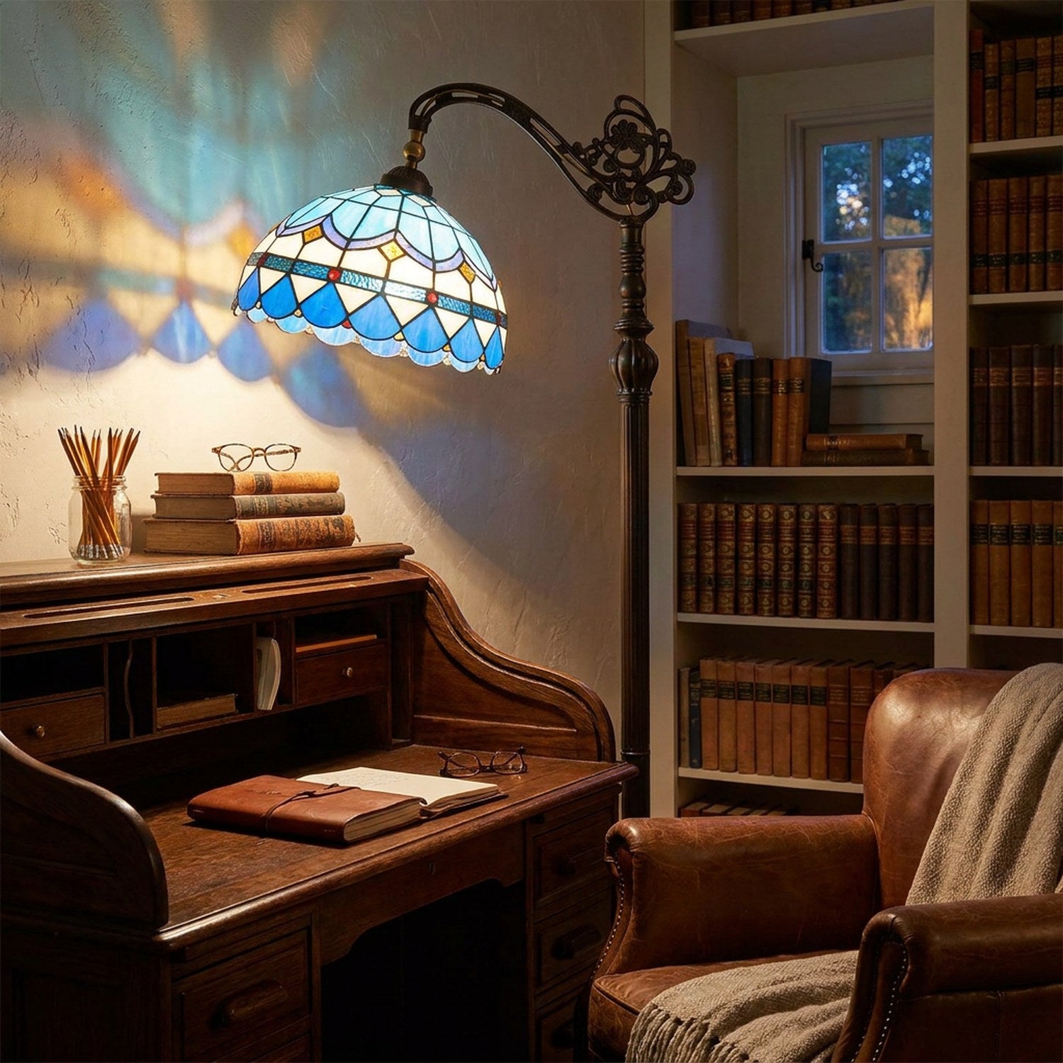 Lampadaire Tiffany méditerranée dans un bureau style bibliothèque vintage