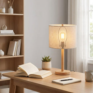 Abat-jour en lin naturel sur lampe de bureau dans un bureau maison cosy