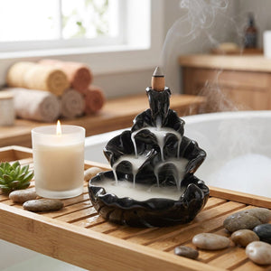 Brûleur d'encens cascade en céramique dans cadre zen spa avec bougie et galets