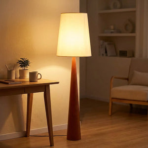 Lampadaire allumé dans un coin bureau chaleureux