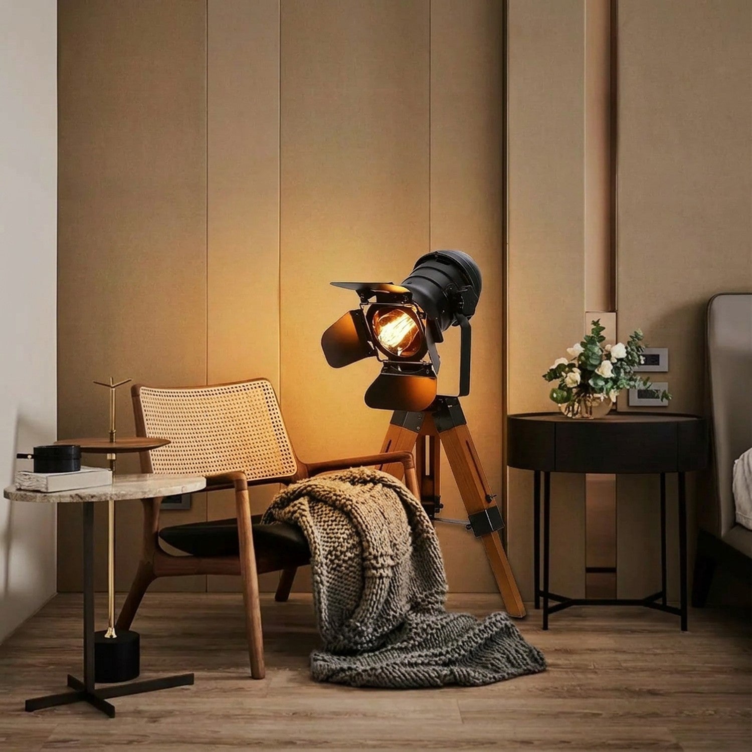 Lampadaire trépied industriel dans une chambre lumière chaude