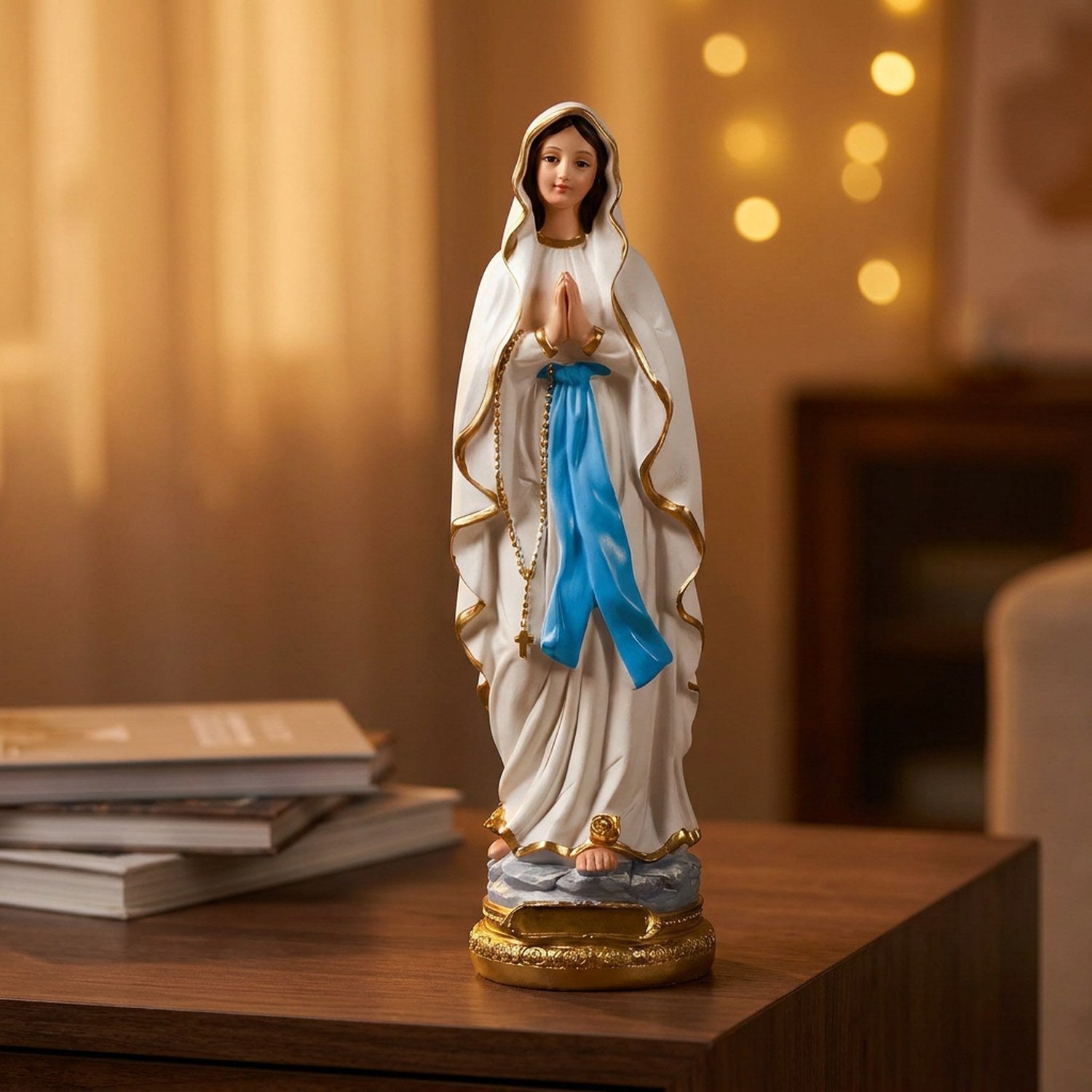 Statue religieuse Vierge Marie sur table en bois noyer lumière golden hour ambiance chaleureuse et apaisante