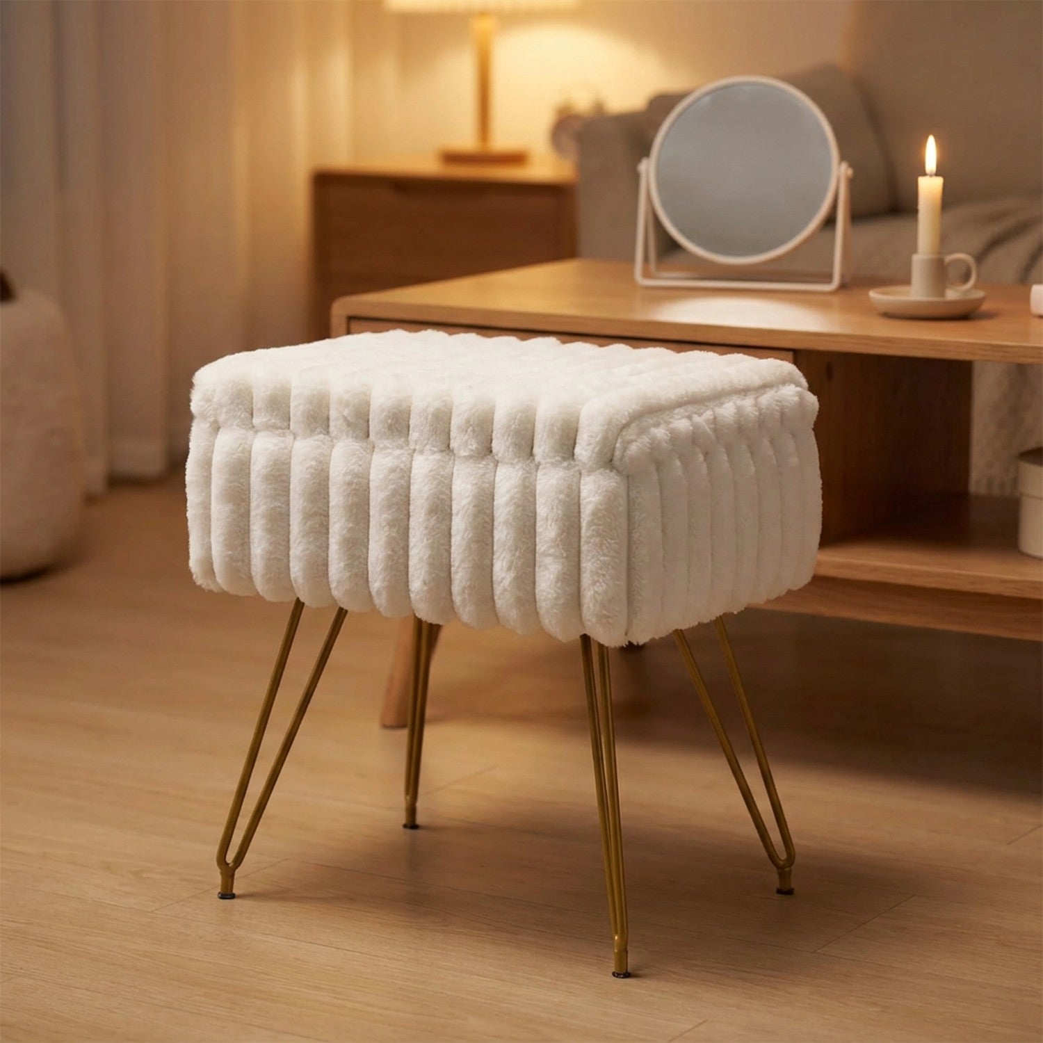 Tabouret coiffeuse en fausse fourrure blanche devant une coiffeuse en bois avec miroir et bougie
