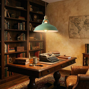 Suspension rétro industrielle éclairant un bureau avec décoration vintage