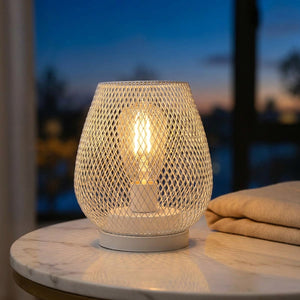 Lampe industrielle posée sur une table en marbre au crépuscule