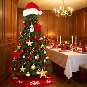 Sapin de Noël artificiel décoré dans une salle à manger festive avec table dressée