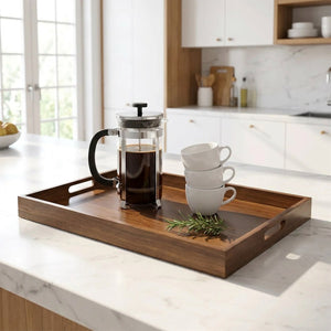 Plateau de service en bambou sur plan de travail en marbre avec cafetière et tasses