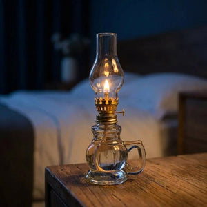 Lampe à pétrole allumée sur une table de chevet en bois la nuit