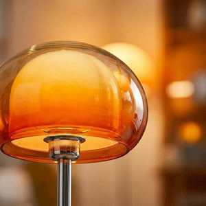 Gros plan abat-jour globe en verre orange allumé