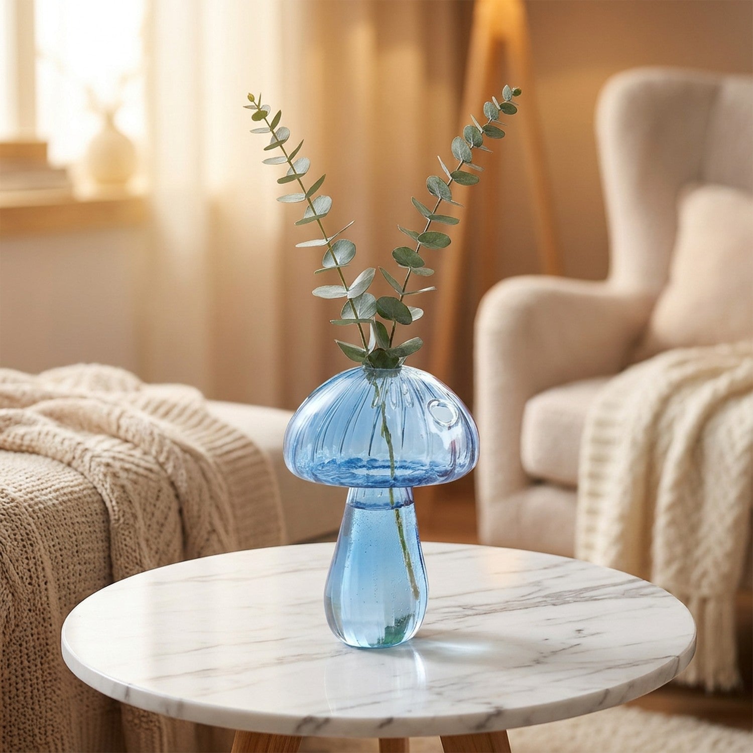 Vase champignon en verre sur table basse dans salon cosy
