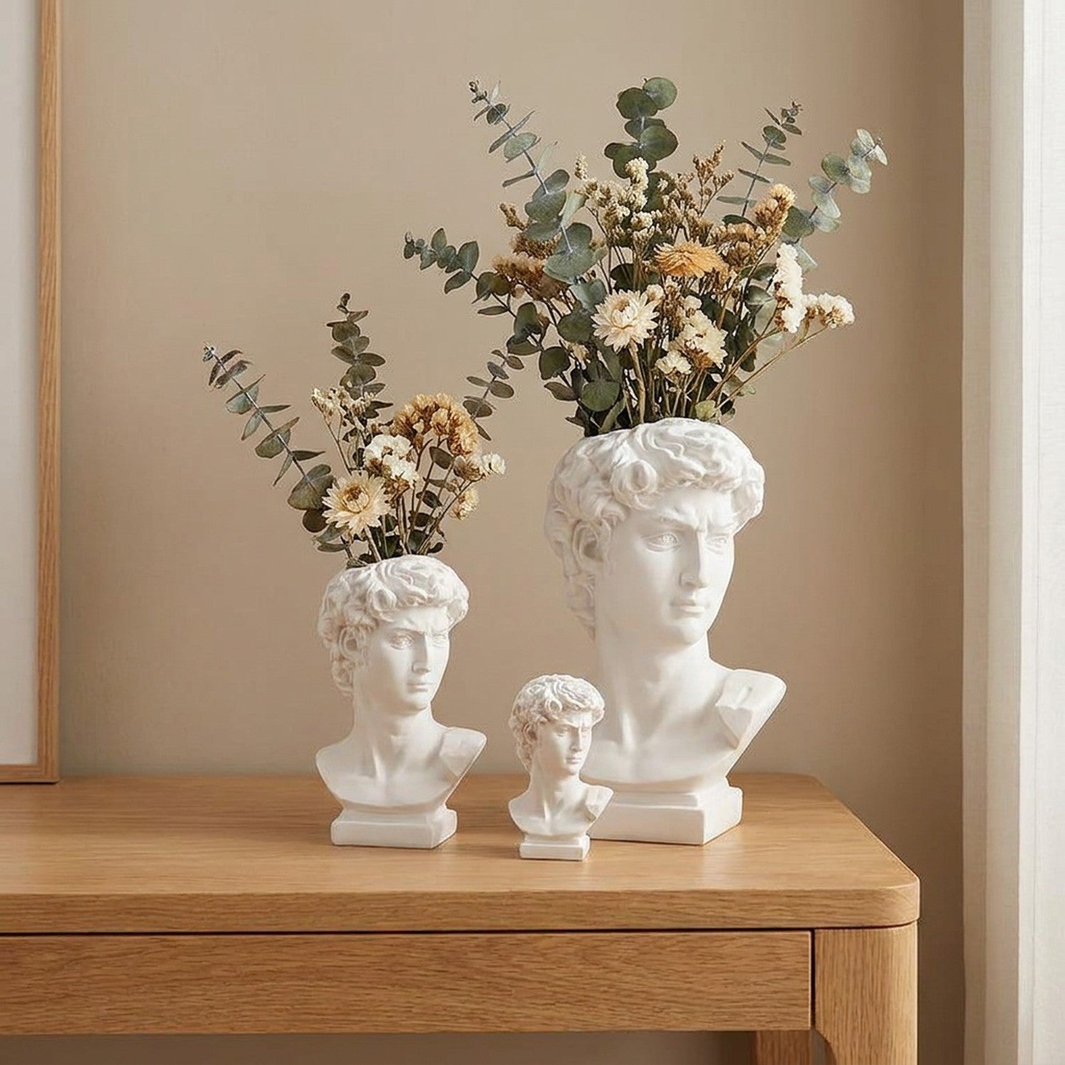 Trois tailles de vase buste antique sur console bois intérieur nordique