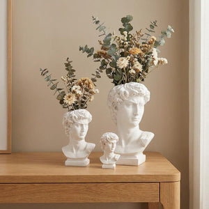 Trois tailles de vase buste antique sur console bois intérieur nordique