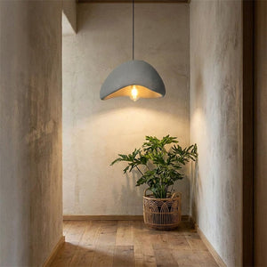 Suspension Wabi Sabi grise dans un couloir élégant avec plante verte