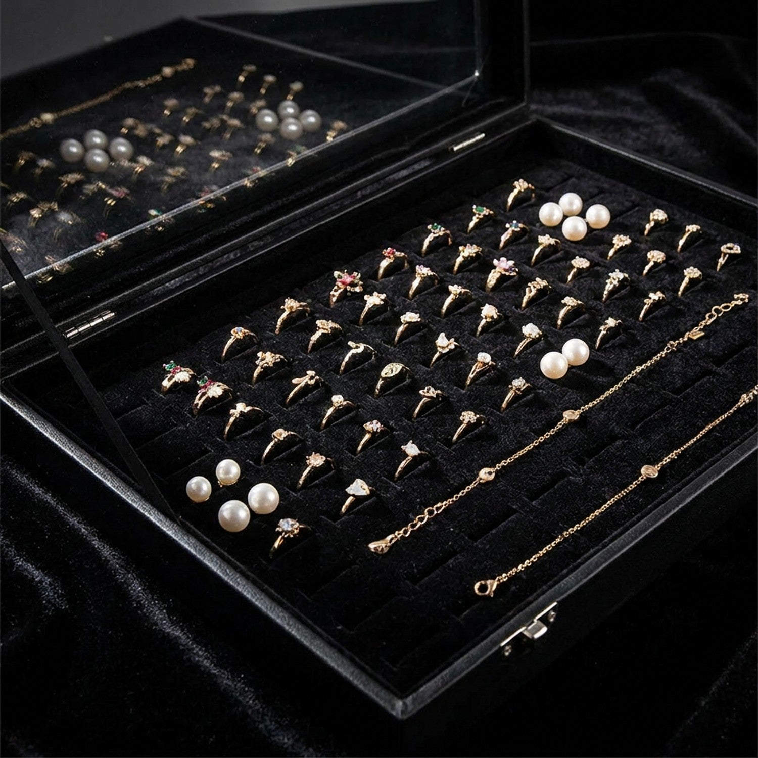 Intérieur velours noir avec bagues et bijoux organisés