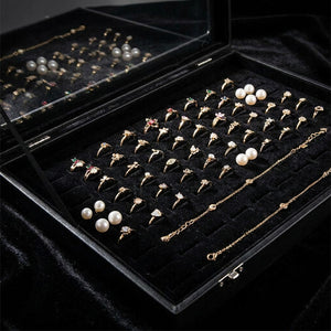 Intérieur velours noir avec bagues et bijoux organisés