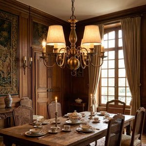 Lustre chandelier avec abat-jours tissu lin dans salle à manger française