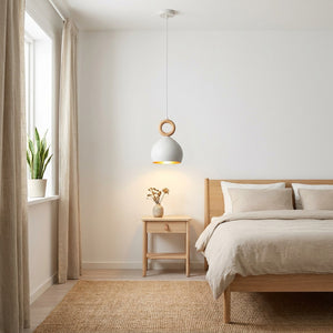 Suspension nordique éclairant un coin chambre scandinave avec table de chevet bois et plante