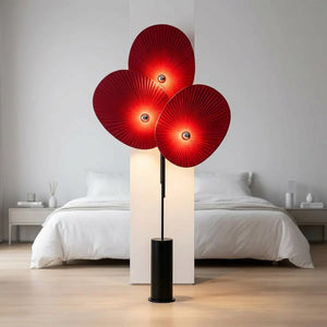 Lampadaire pétales rouge dans une chambre contemporaine minimaliste