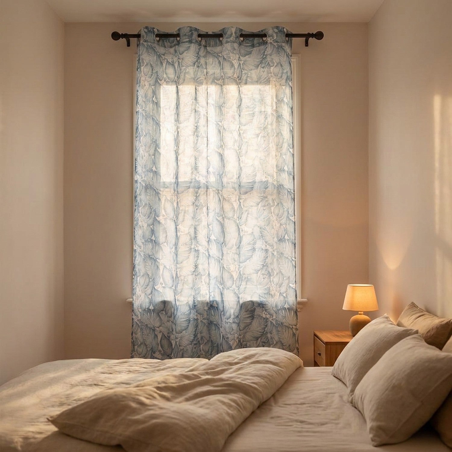 Chambre cocooning avec rideau voilage bleu à feuillage tropical devant la fenêtre