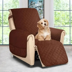 Housse de fauteuil inclinable marron protégeant le fauteuil avec un chien assis dessus