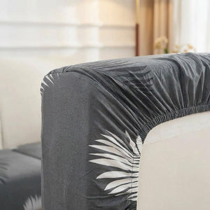 Gros plan sur le bord élastique de la housse de coussin qui épouse l assise du canapé
