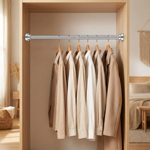 Tringle télescopique installée dans un dressing avec vêtements suspendus