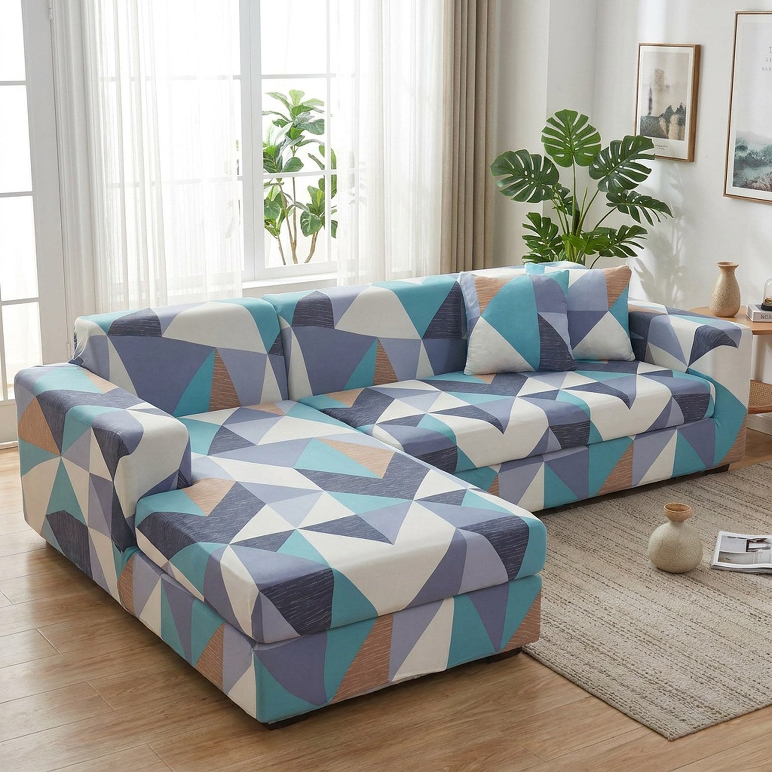 Housse de canapé d'angle motif géométrique bleu près d'une fenêtre avec plante verte
