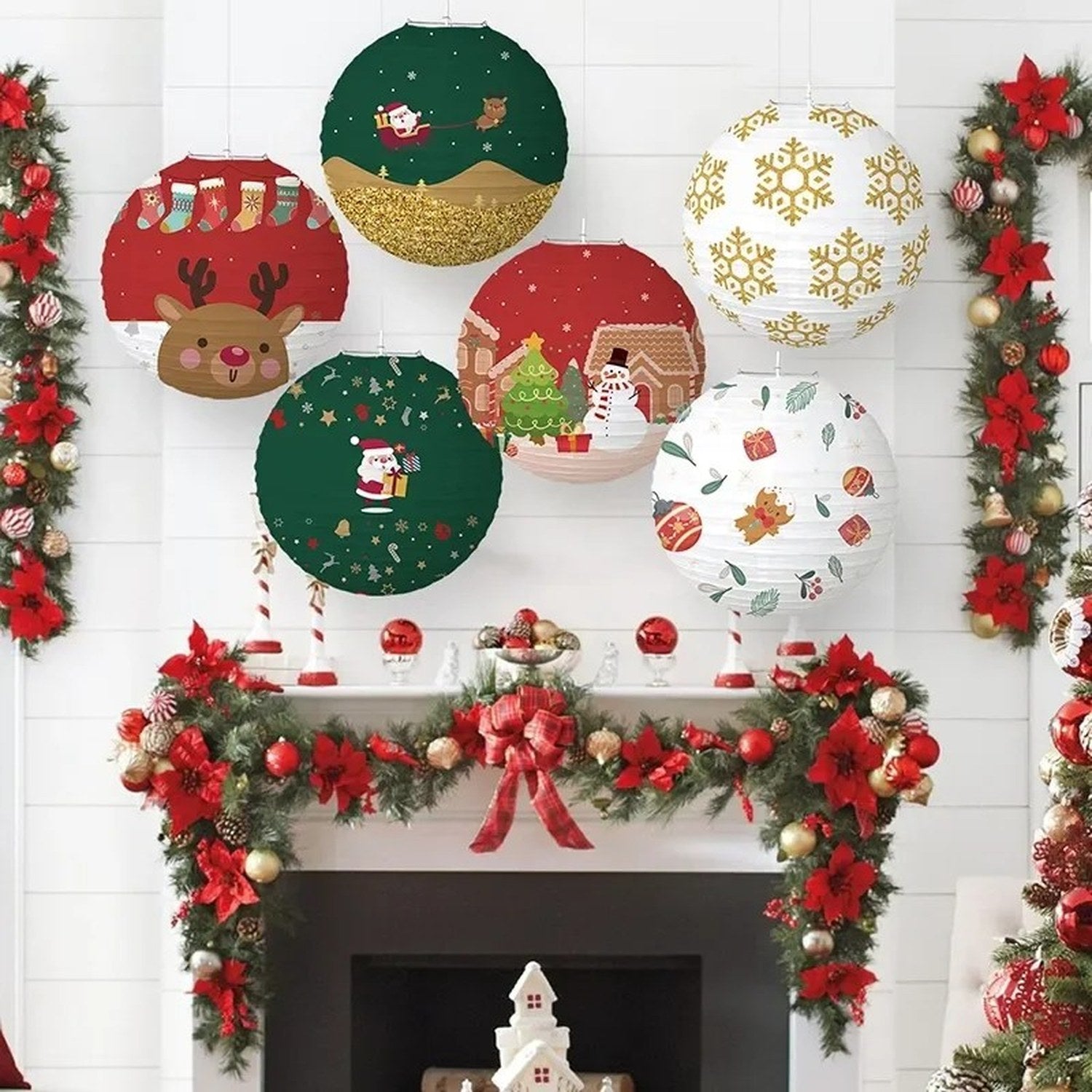 Lanternes de Noël en papier suspendues au-dessus d'une cheminée décorée