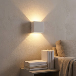 Applique murale LED blanche dans un salon près d'un canapé et d'une table d'appoint