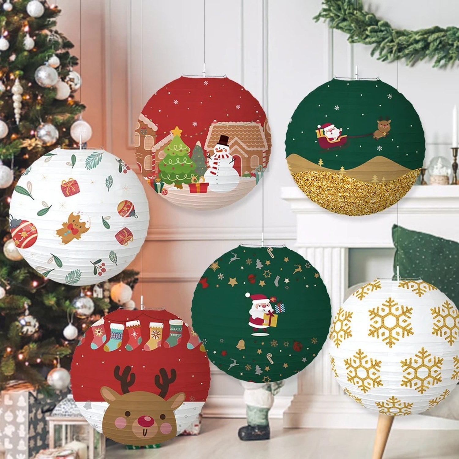 Lanternes papier de Noël suspendues dans un salon avec sapin et cheminée