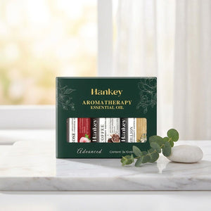 Coffret huiles essentielles aromatiques sur surface marbre avec eucalyptus