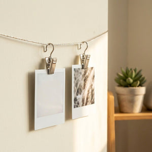 Pince crochet en métal utilisée pour suspendre de petites photos sur un fil décoratif