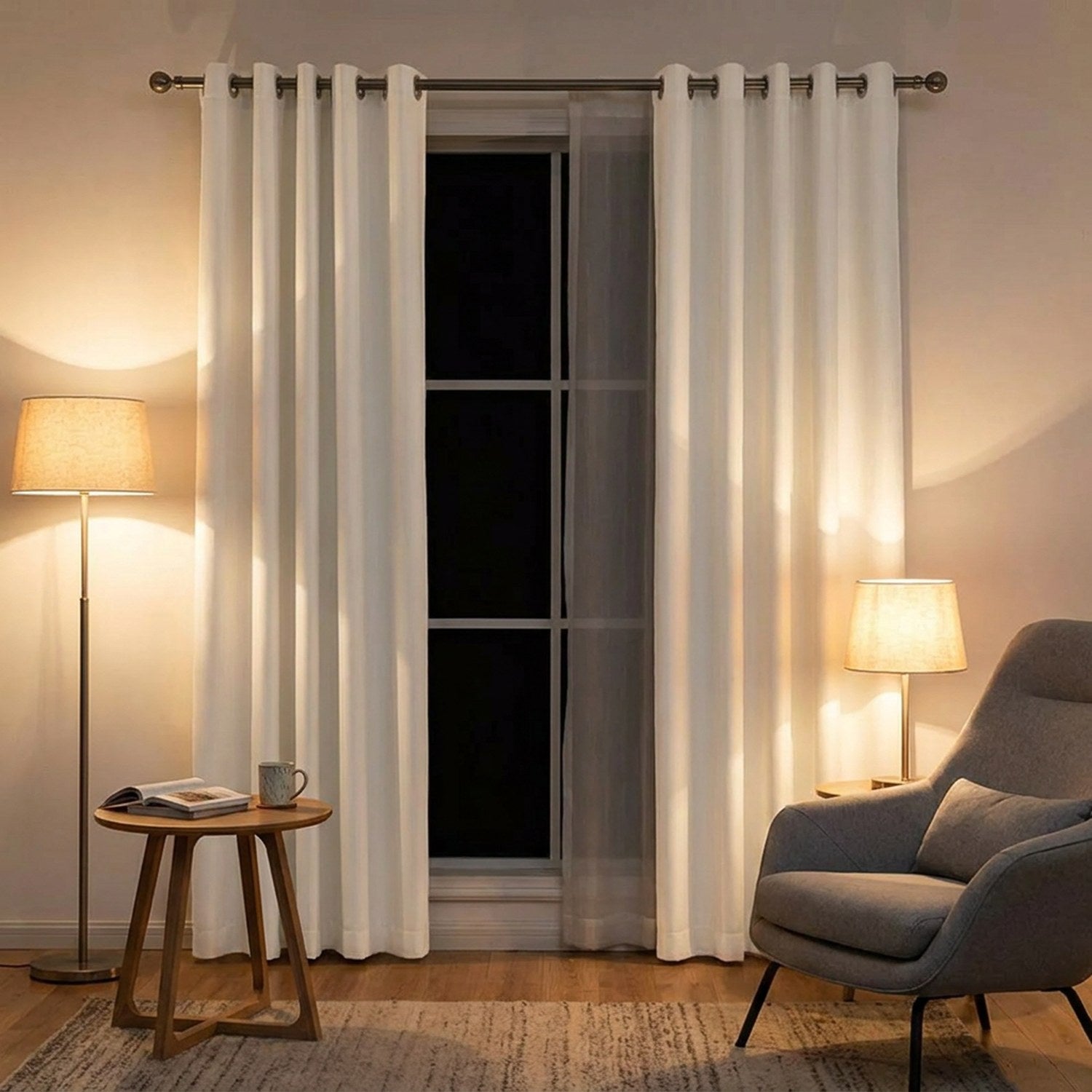 Rideau blanc fermé le soir dans un salon moderne avec lampes d'ambiance allumées