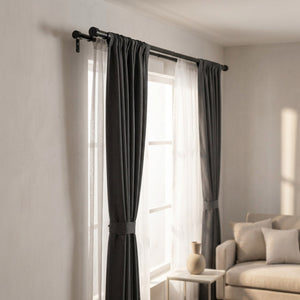 Tringle à rideau noire dans un salon moderne avec rideaux gris anthracite noués