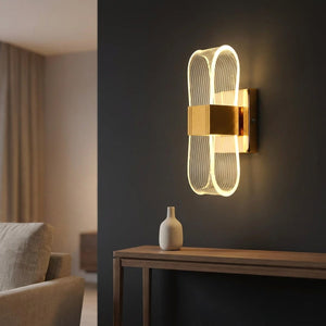 Applique murale dorée éclairant un mur foncé de salon moderne au-dessus d'une console