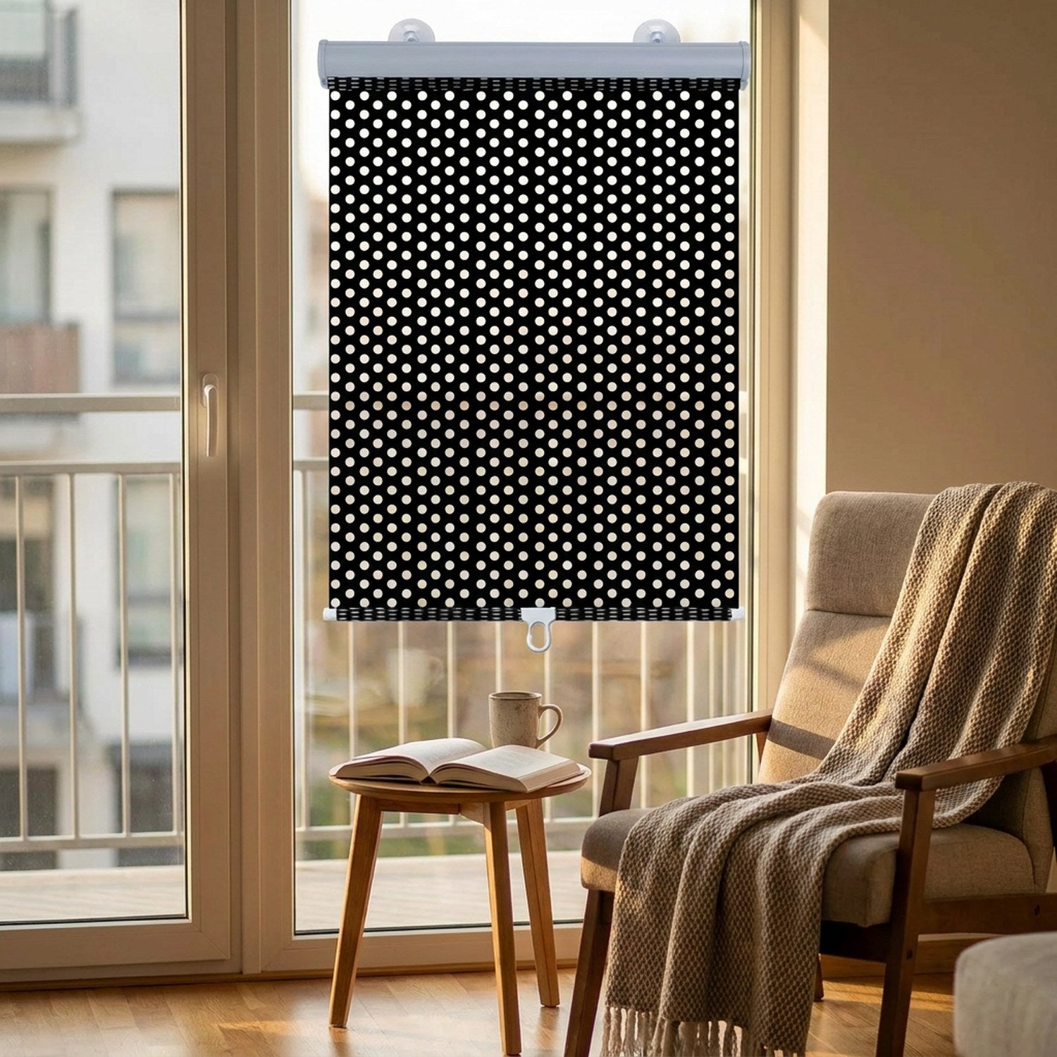 Store enrouleur noir installé sur une porte fenêtre de salon cocooning