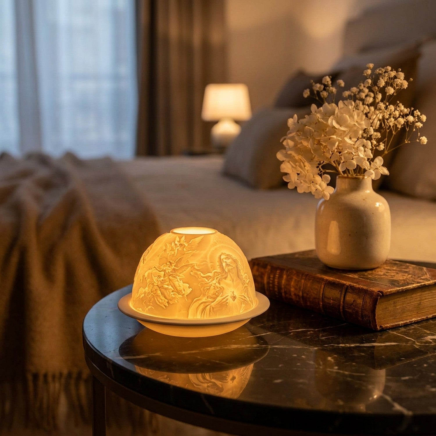 Bougeoir photophore en porcelaine lumineuse sur table de nuit - ambiance chambre
