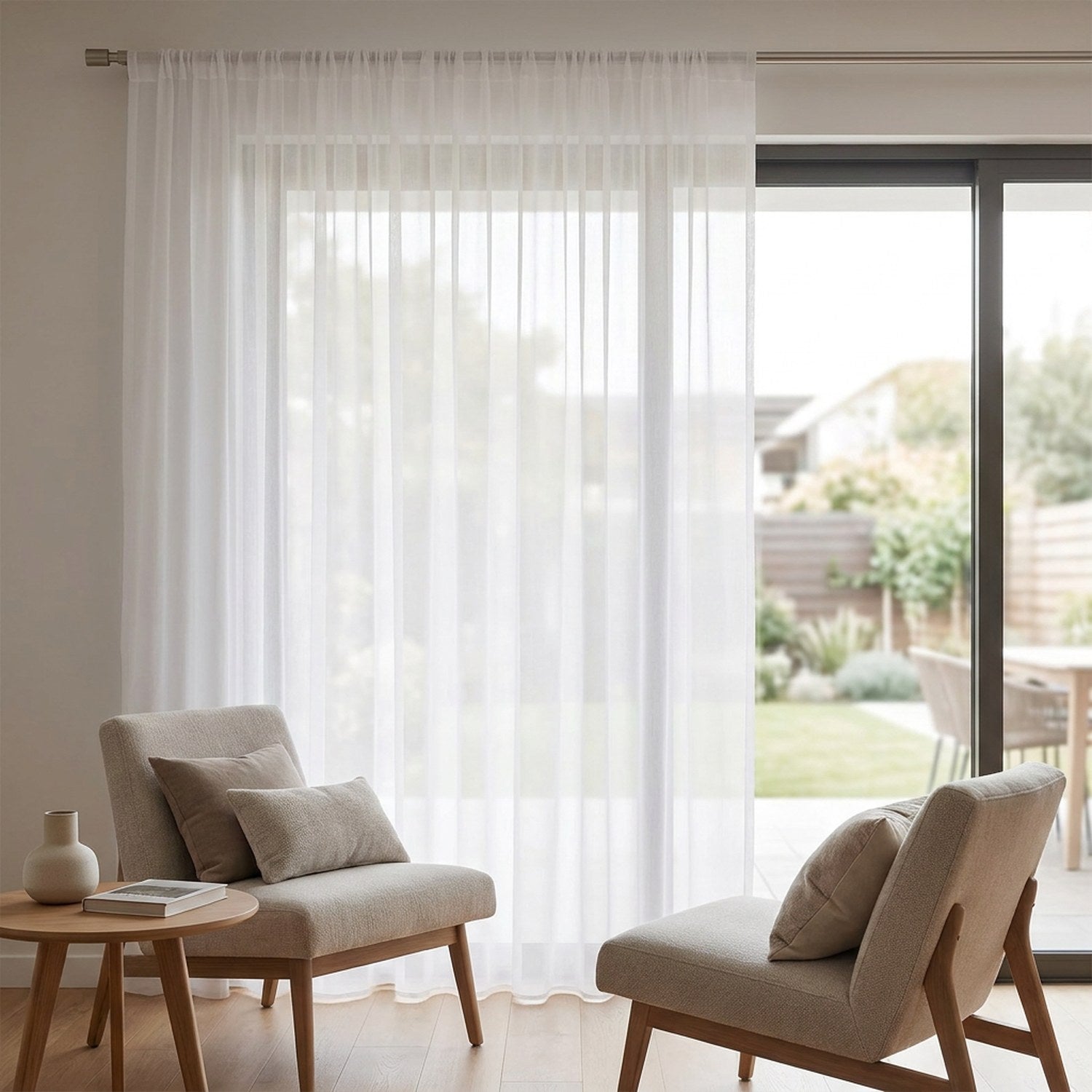 Voile blanc suspendu devant une grande baie vitrée de salon lumineux