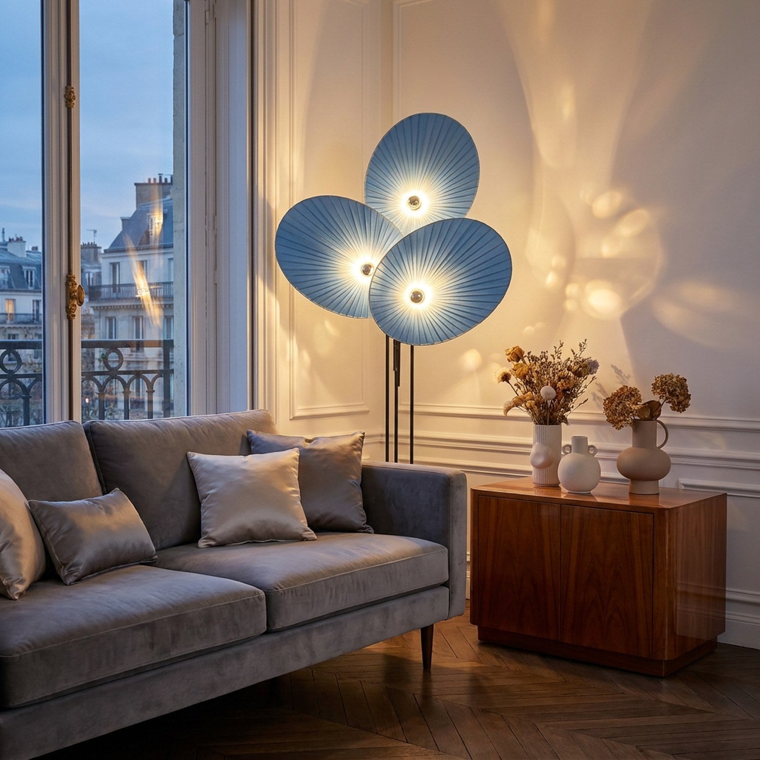 Lampadaire LED fleurs dans un salon parisien élégant ambiance soir