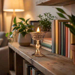 Bougeoir tibétain bronze sur étagère bois avec plantes et livres sans texte