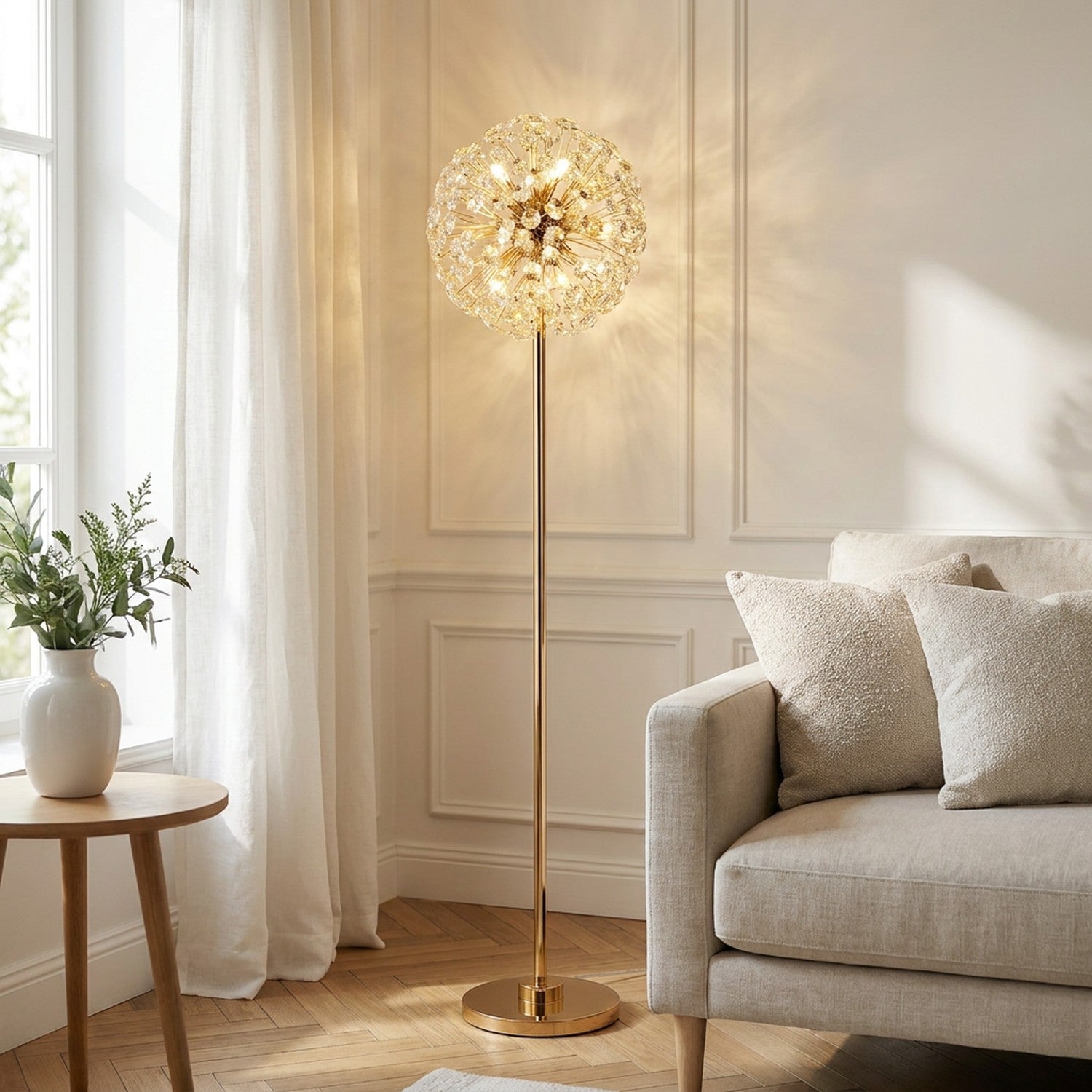 Lampadaire en cristal doré allumé dans un salon lumineux avec canapé beige