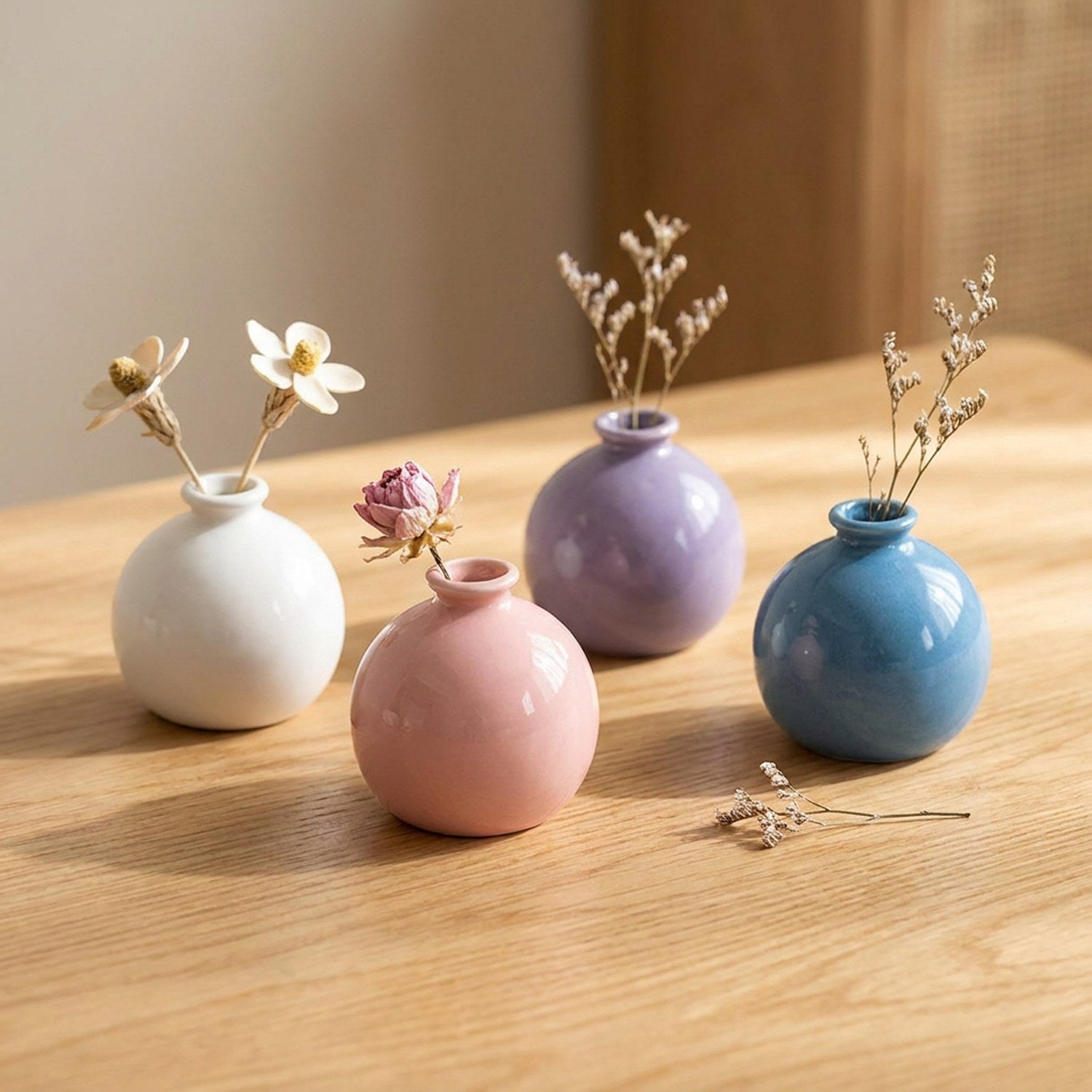 Vase boule céramique sur étagère avec branches séchées ambiance bohème