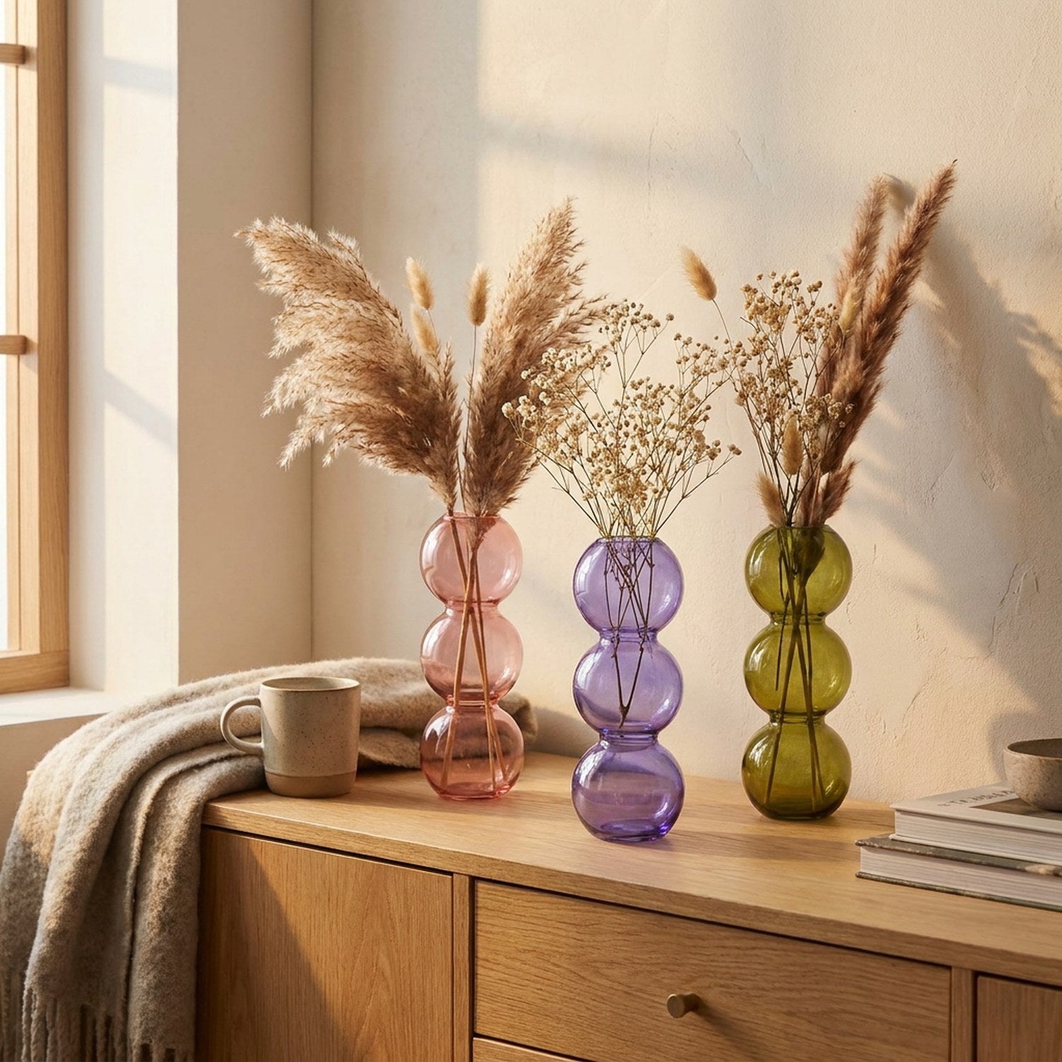 Vases en verre rose violet et vert style nordique avec pampas sur buffet