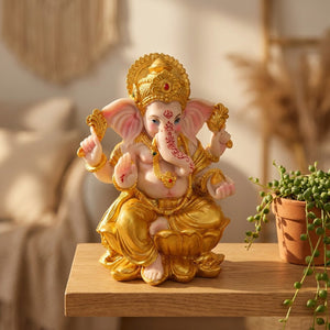 Statue de Ganesha dorée sur étagère bois dans un intérieur boho avec plante en pot
