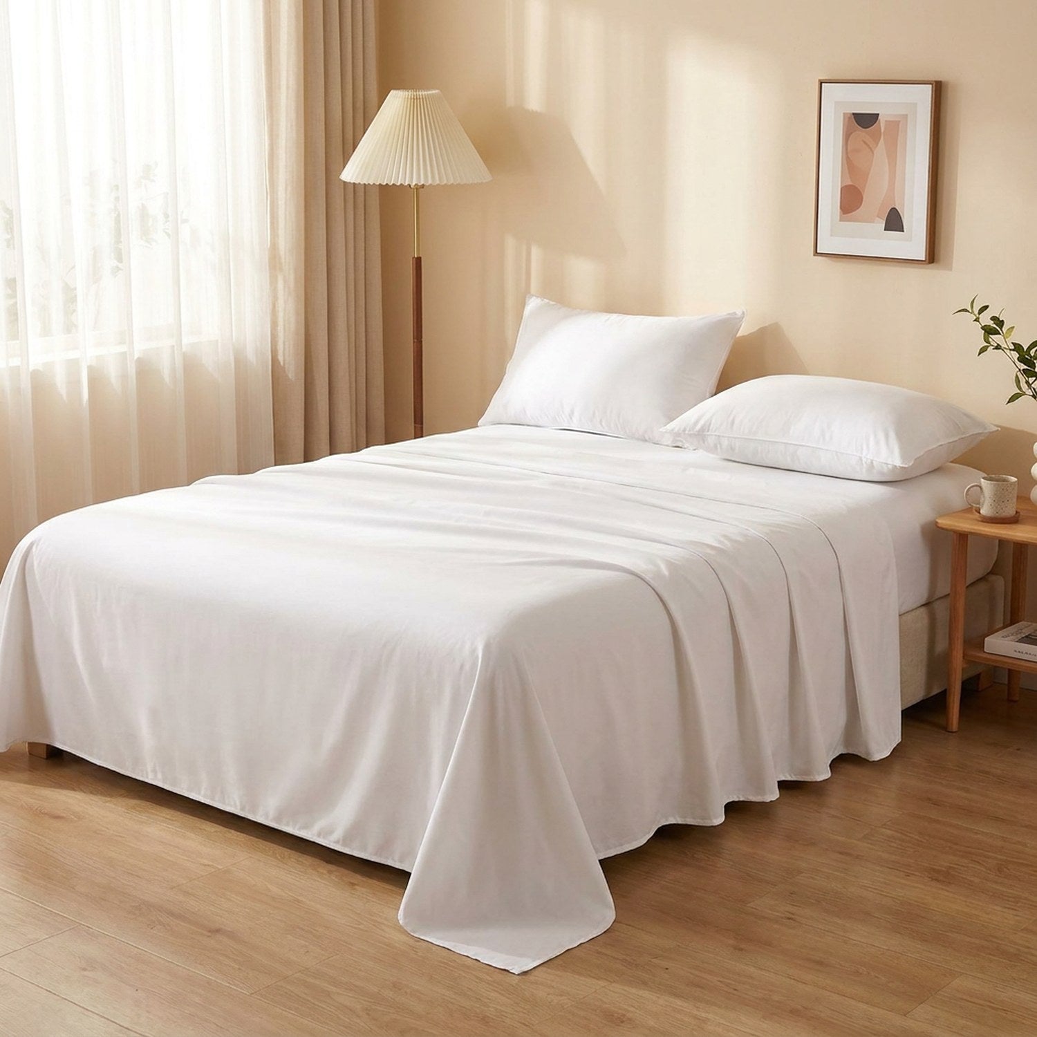Drap plat blanc installé sur un grand lit dans une chambre lumineuse et chaleureuse
