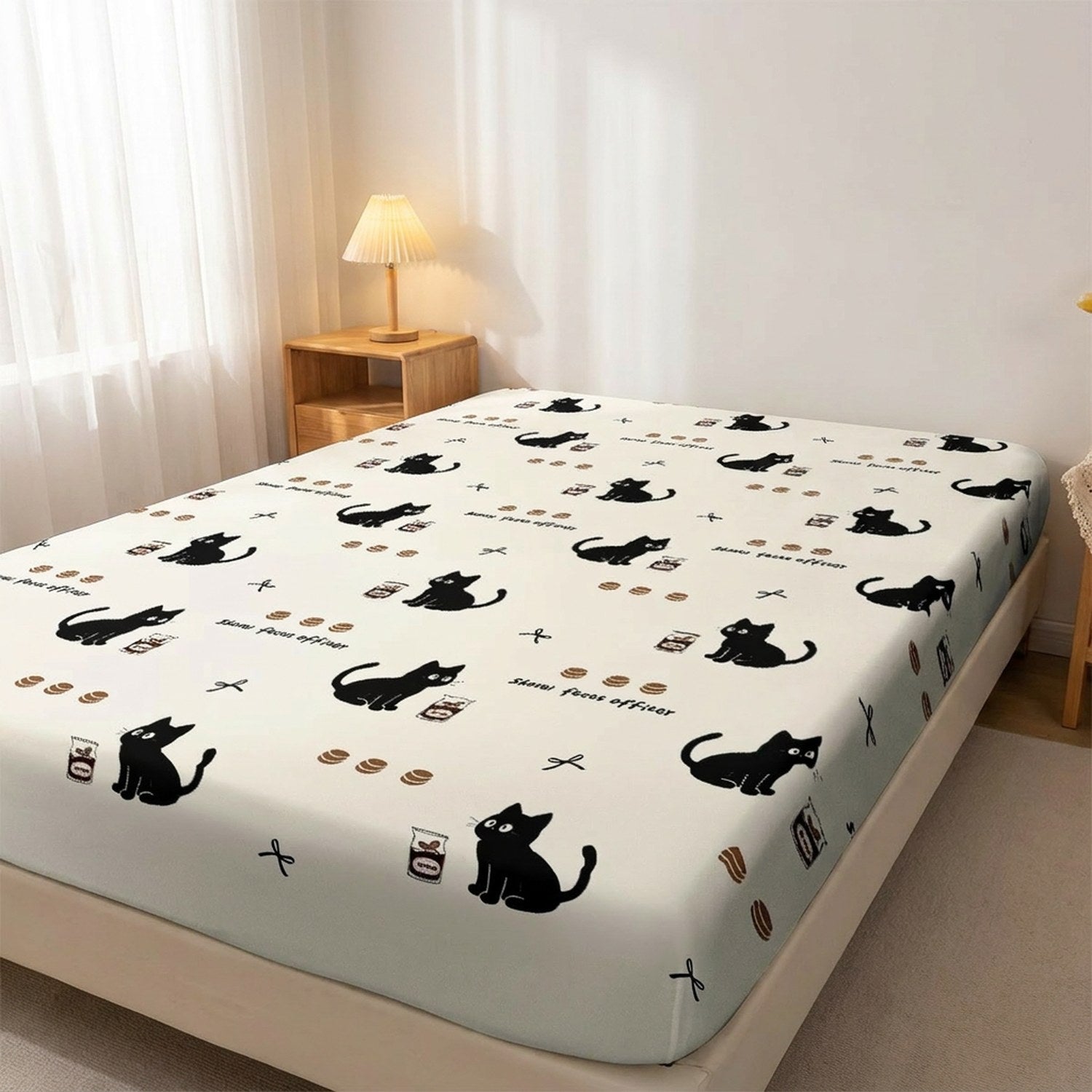 Lit habillé d'un drap housse chat dessin animé dans une chambre lumineuse