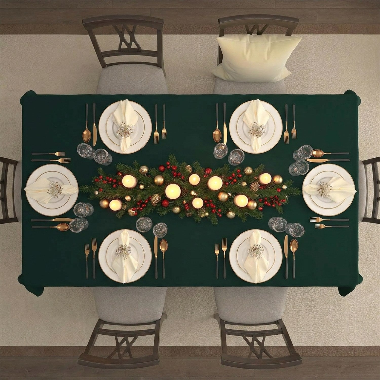 Nappe de Noël vert chasseur vue de dessus sur une table de réveillon avec six couverts et guirlande de pins