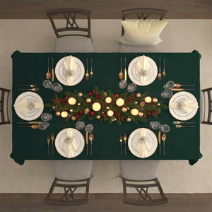 Nappe de Noël vert chasseur vue de dessus sur une table de réveillon avec six couverts et guirlande de pins